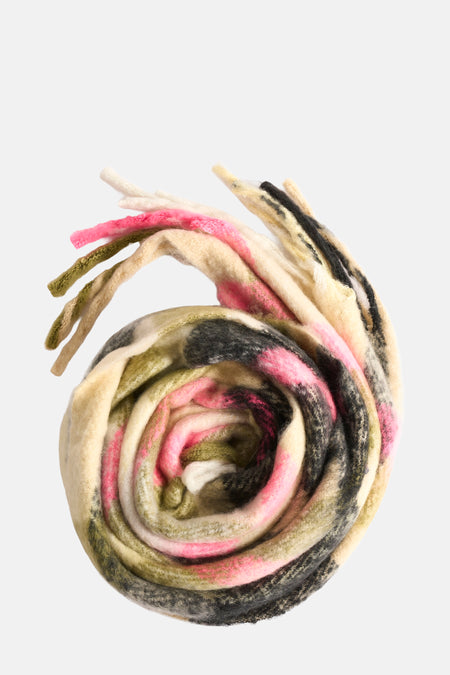 Écharpe jaune de PIECES®, à motifs rose, noir et vert, enroulée sur elle-même.
