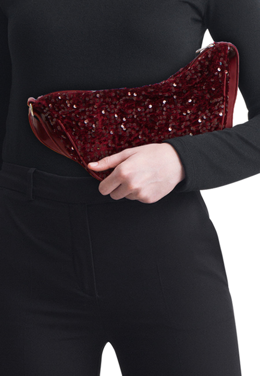 Bordeaux schoudertas van PIECES®, versierd met sprankelende pailletten, gedragen met een zwarte trui en een zwarte broek met hoge taille.