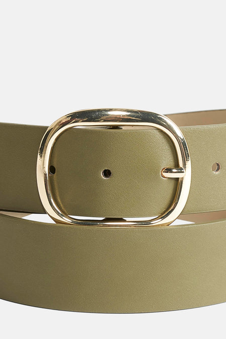 Ceinture verte par PIECES® avec une boucle ovale dorée et une texture lisse.