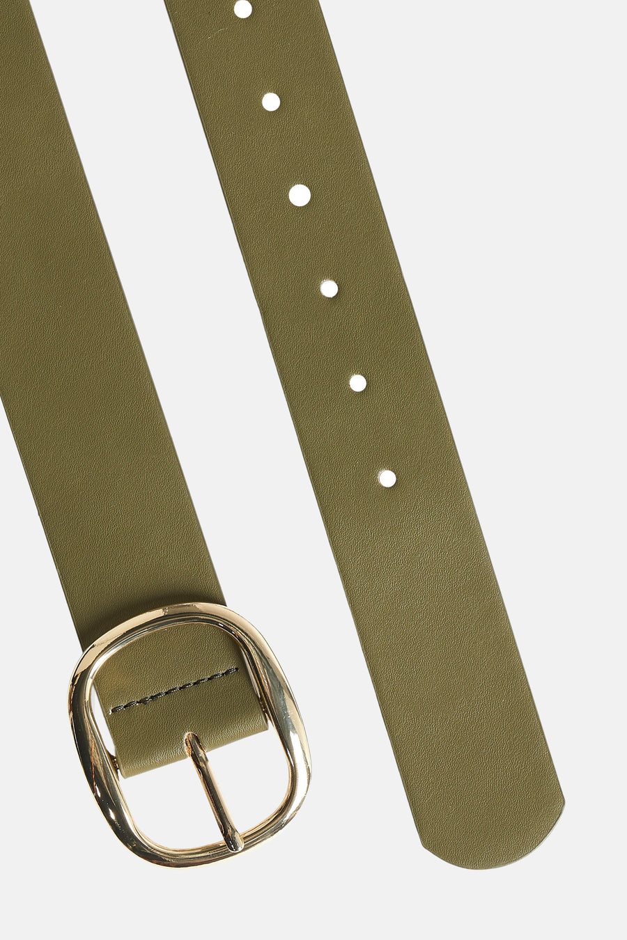Ceinture verte en similicuir de Pieces, avec boucle dorée et perforations régulières.