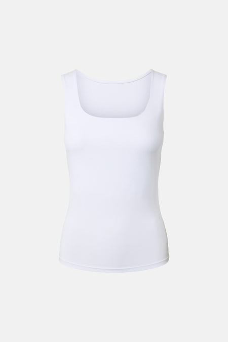Wit PIECES® tanktop met aansluitende pasvorm en ronde hals, achterkant.