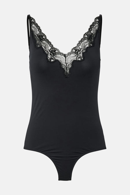 Body noir de PIECES®, avec bordure en dentelle délicate à l'encolure en V, coupe ajustée.