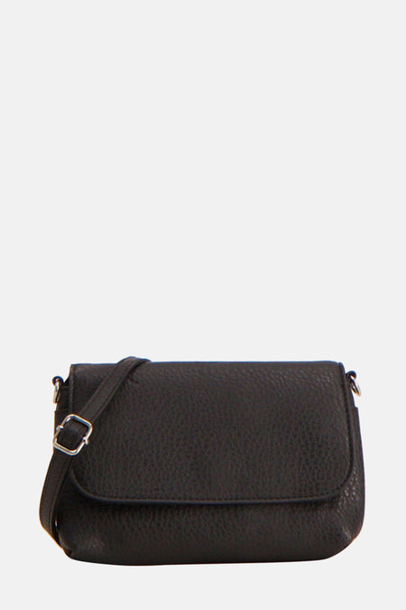 Sac à bandoulière noir de PIECES® en cuir texturé avec bandoulière réglable et boucle argentée.