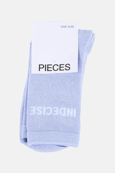 Chaussettes bleu clair scintillantes de PIECES® avec le mot INDECISIVE en blanc.