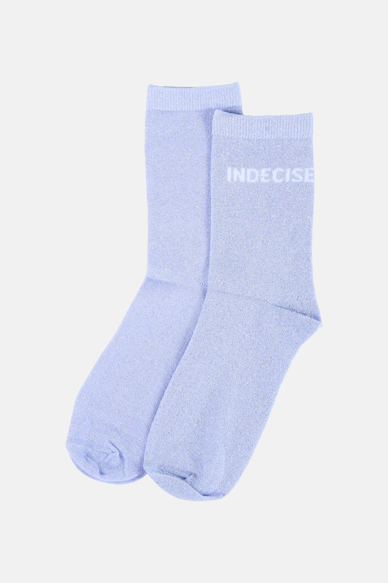 Lichtblauwe glinsterende sokken van PIECES® met het woord INDECISIVE in het wit.