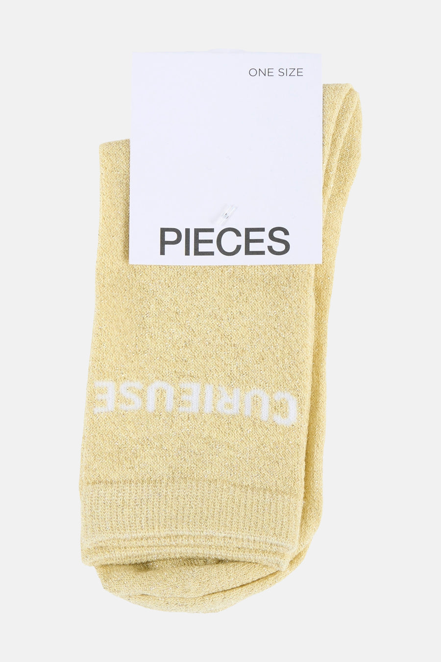 Chaussettes jaunes pailletées de PIECES, pliées avec l'inscription blanche "CURIEUSE".