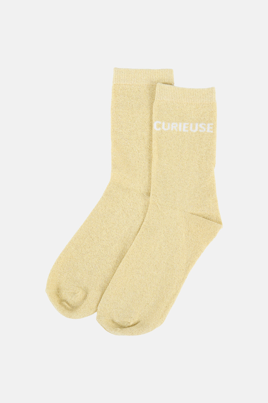 Gele glitter sokken van PIECES, gevouwen met de witte tekst "CURIEUSE".