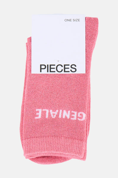 Chaussettes roses pailletées de PIECES® avec le mot "GENIALE" imprimé et une étiquette "ONE SIZE".