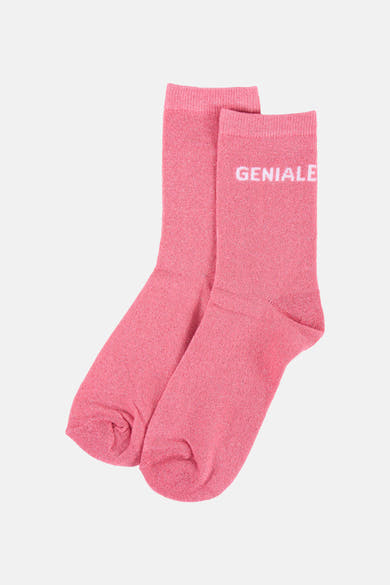 Roze glittersokken van PIECES® met het woord "GENIAAL" erop gedrukt en een "ONE SIZE" label.
