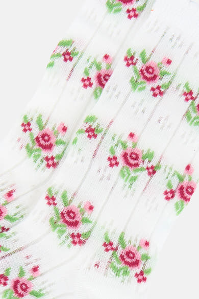 Chaussettes blanches de PIECES® à motif floral de roses roses et feuilles vertes, avec texture ajourée.