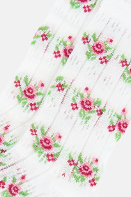 Chaussettes blanches de PIECES® à motif floral de roses roses et feuilles vertes, avec texture ajourée.