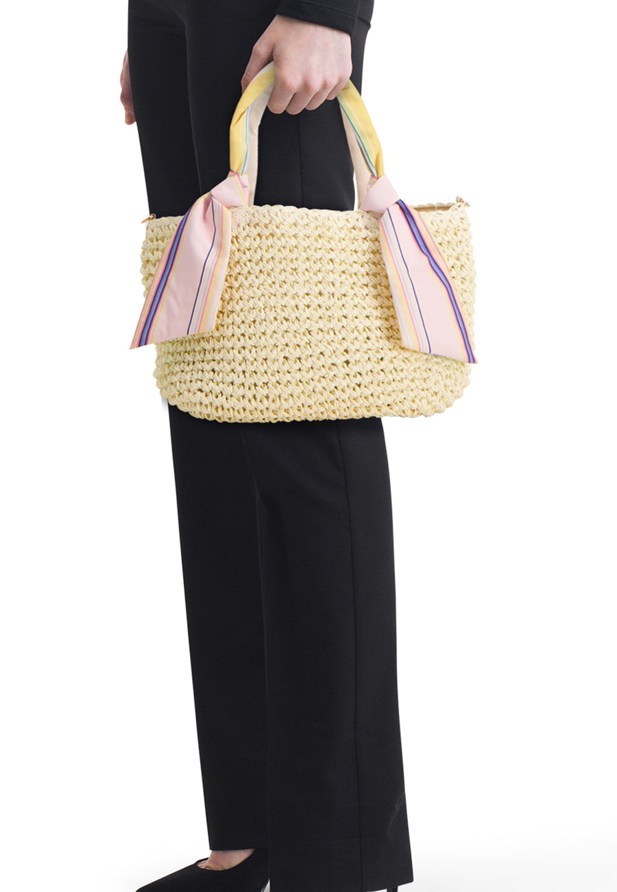 Ecru schoudertas van gevlochten raffia van PIECES®, met handvatten versierd met gestreepte veelkleurige sjaals.