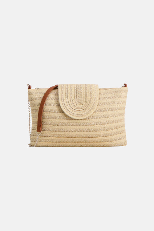 Beige raffia schoudertas van PIECES®, met een klep met gebogen motieven, een schouderriem van ketting en bruin leer.