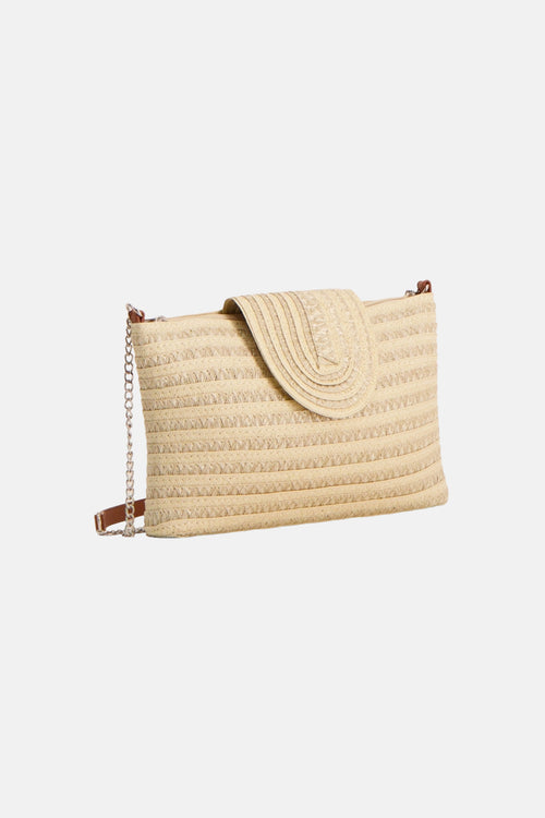 Sac à bandoulière en raphia beige de PIECES®, avec un rabat à motifs incurvés, une bandoulière chaîne et cuir marron.