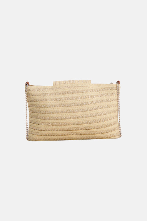 Beige schoudertas van het merk PIECES®, van gevlochten stro met een horizontaal patroon en een zilveren ketting.