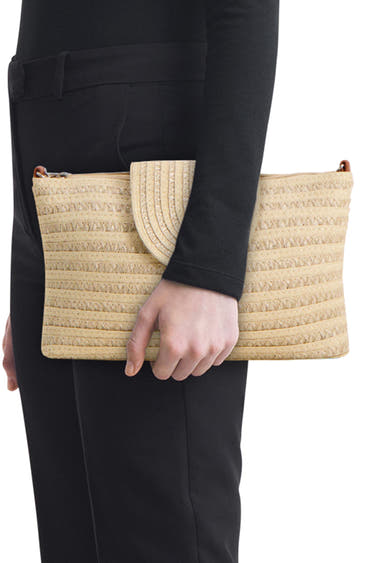 Beige schoudertas van PIECES® van gevlochten stro, met afgeronde klep en horizontale patronen, in de hand gehouden.