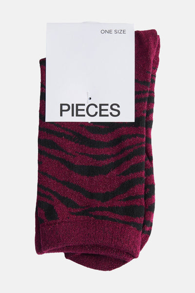 Rode sokken met zwarte strepen van PIECES, met een wit label "ONE SIZE".