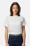 Multikleurenriem van PIECES®, met een gouden gesp, gedragen met een blauwe spijkerbroek en een effen wit T-shirt.