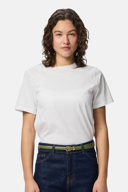 Ceinture multicolore par PIECES®, avec une boucle dorée, portée avec un jean bleu et un t-shirt blanc uni.