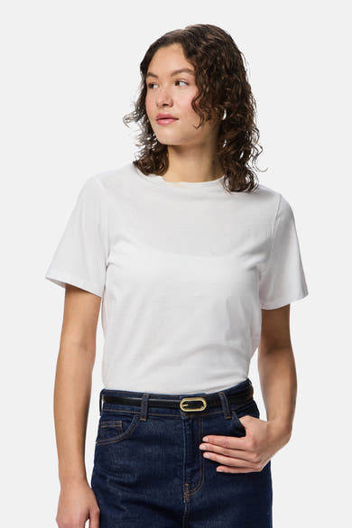 Multikleurige riem van PIECES®, met gouden gesp, gedragen met een donkerblauwe jeans en een wit T-shirt.