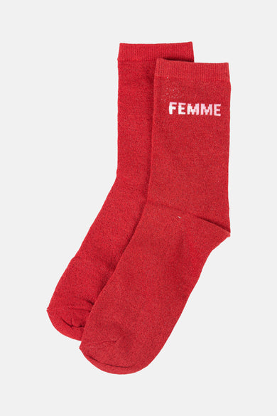 Chaussettes rouges par PIECES®, avec l'inscription "FEMME" en blanc, texture brillante.