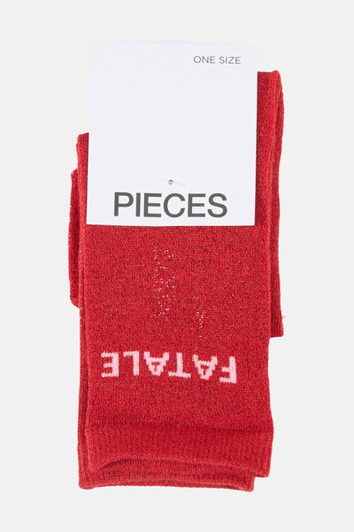 Chaussettes rouges scintillantes de PIECES® avec le mot "FATALE" en lettres blanches, sur fond uni.