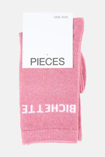 Roze glinsterende sokken van PIECES®, met het woord "Bichette" in het wit, gepresenteerd op een effen achtergrond.