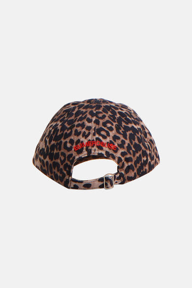 Casquette marron à motif léopard de PIECES®, vue de dos, avec "EMMERDEUSE" brodé en rouge et sangle réglable.