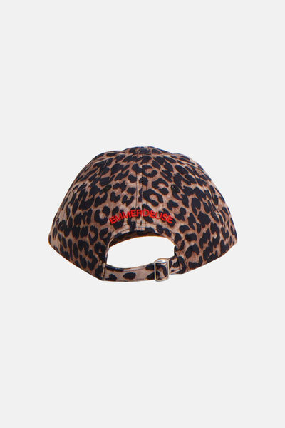 Casquette marron à motif léopard de PIECES®, vue de dos, avec "EMMERDEUSE" brodé en rouge et sangle réglable.
