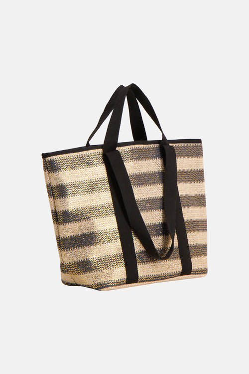 Sac à bandoulière multicolore par PIECES®, rayures horizontales en paille et anses noires, sur fond uni.
