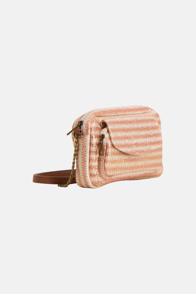 Sac à bandoulière orange par PIECES®, motif à rayures avec bandoulière en cuir marron et chaîne dorée.
