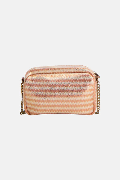 Sac à bandoulière orange de PIECES®, motif à rayures zigzag horizontales, avec bandoulière chaîne dorée.
