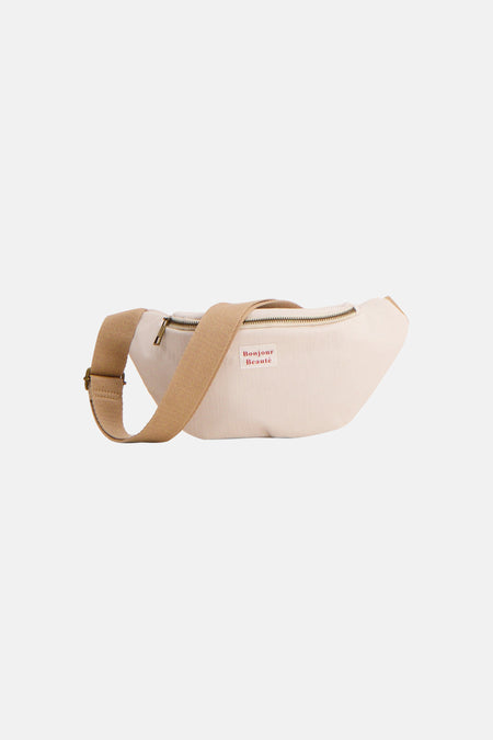 Sac à bandoulière beige de PIECES®, avec une fermeture éclair et une sangle marron clair.