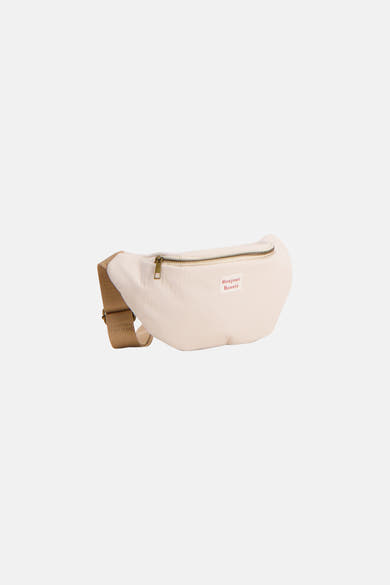 Sac à bandoulière beige de PIECES®, avec fermeture éclair et inscription décorative.