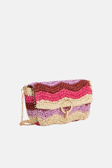 Sac à bandoulière multicolore en raphia tressé de PIECES®, avec motif chevron, fermoir doré et bandoulière chaîne.