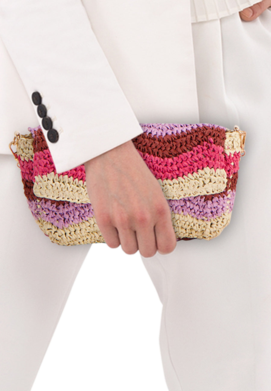 Multikleuren schoudertas van PIECES® in gestreepte vlecht, in de hand gehouden door een persoon in het wit.