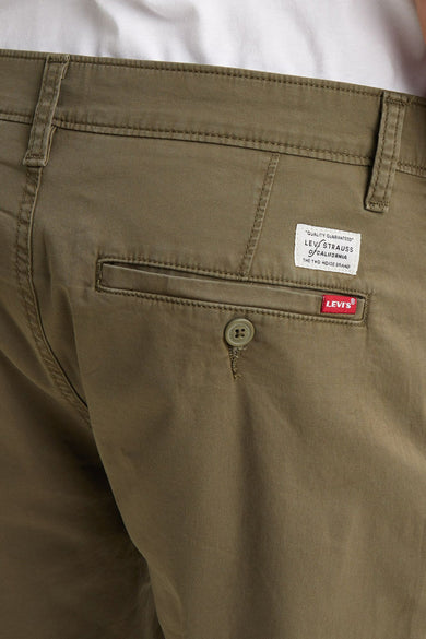 Short vert de Levi's®, avec poche arrière boutonnée et étiquette logo rouge.