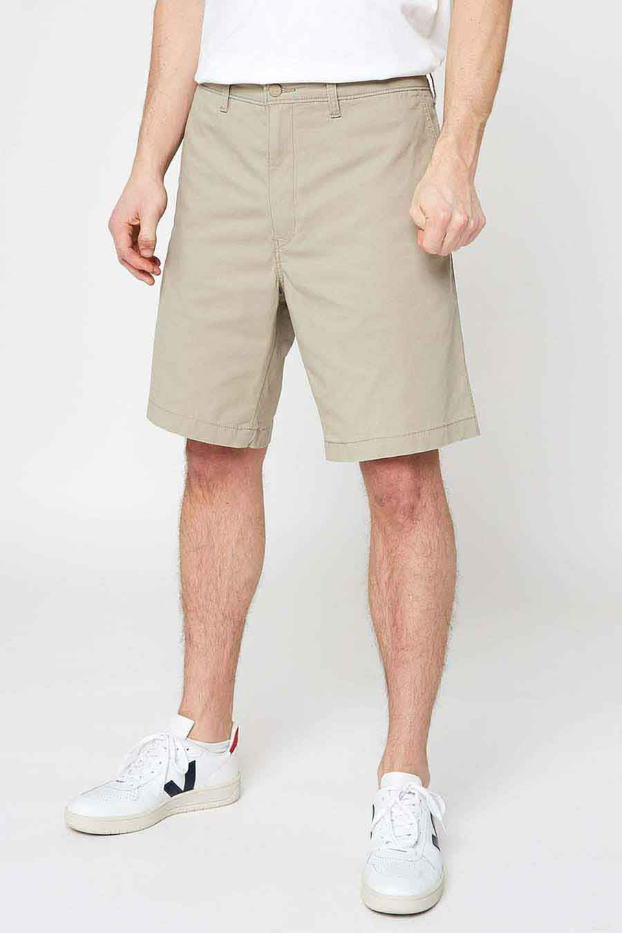 Short beige de Levi's®, porté avec un t-shirt blanc et des baskets blanches.