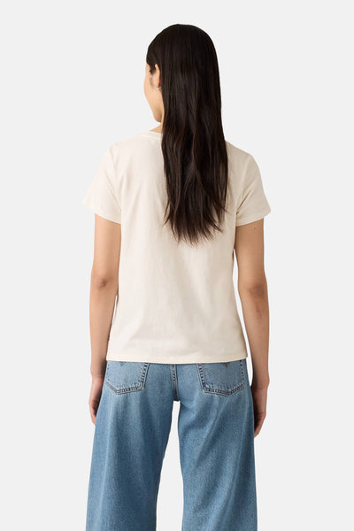 Beige T-shirt met korte mouwen van Levi's®, gedragen met een wijde jeans, achtergezicht.