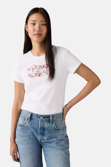 T-shirt blanc à manches courtes de Levi's orné d'un motif floral sur le devant, porté avec un jean bleu.
