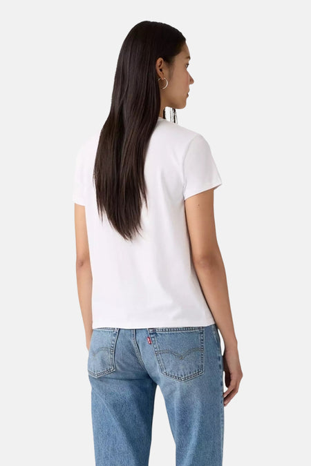 T-shirt blanc à manches courtes de Levi's®, vu de dos, porté avec un jean bleu.