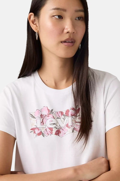 T-shirt à manches courtes blanc de Levi's orné d'un motif floral sur le devant.
