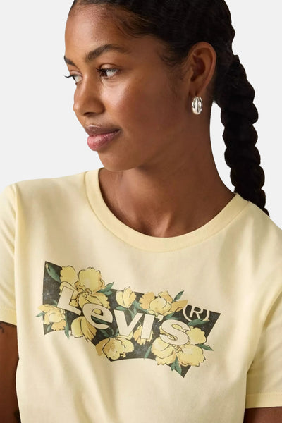T-shirt jaune à manches courtes de Levi's®, orné d'un imprimé floral avec le logo de la marque.