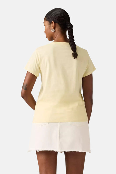 T-shirt à manches courtes jaune de Levi's, porté avec une minijupe blanche à franges, vue de dos.