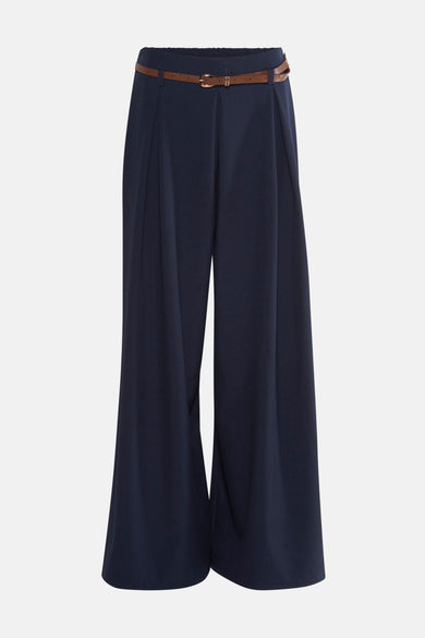 Pantalon de costume bleu de Terra di Siena avec une ceinture marron à la taille.