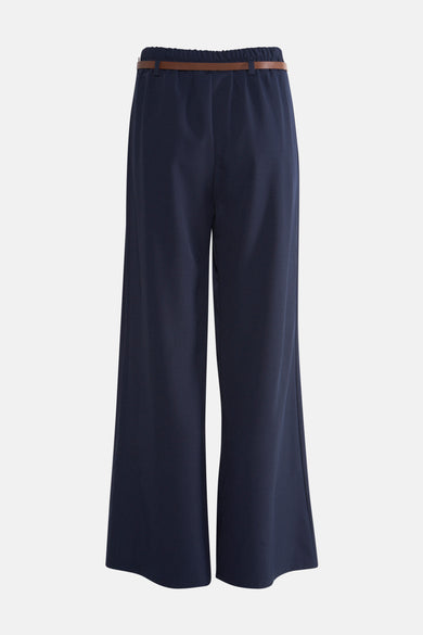 Pantalon de costume bleu par Terra di Siena, avec ceinture fine marron et jambes larges.