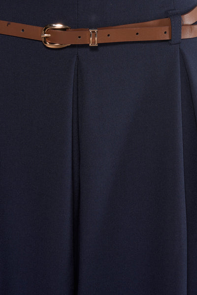 Pantalon de costume bleu de Terra di Siena avec ceinture marron à boucle dorée, coupe droite.