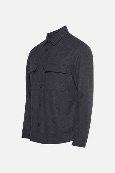 Veste courte grise de MANGO, avec poches à rabat et fermeture boutonnée.