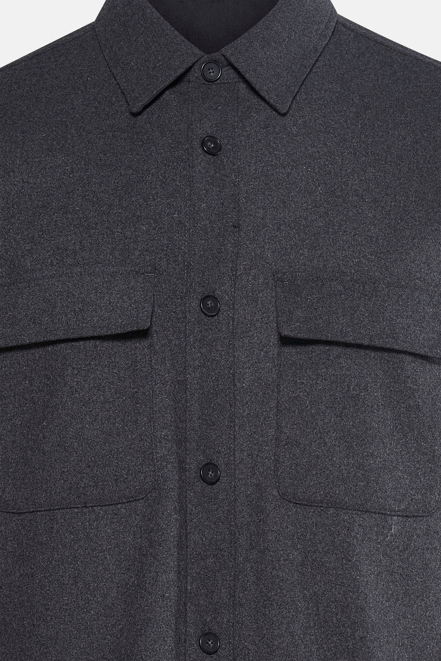 Veste courte grise de MANGO, avec poches poitrine à rabat et boutonnée sur le devant.