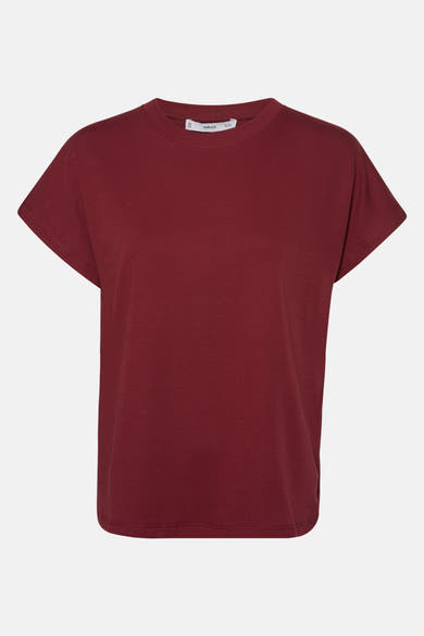 Bordeaux T-shirt met korte mouwen van MANGO, effen kleur met een relaxte pasvorm op een neutrale achtergrond.